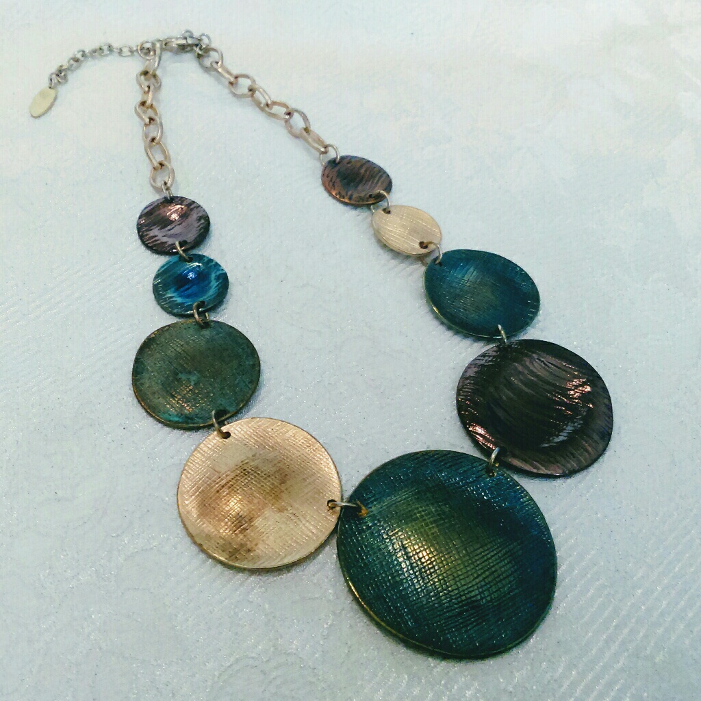 St Thomas Textured Disc Statement Necklace 12$
